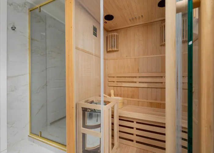 5 Bedroom - Terrace, Jacuzzi, Sauna