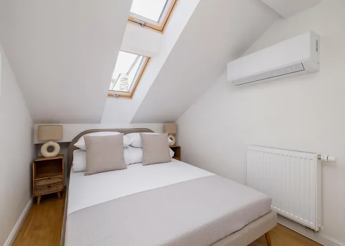 5 Bedroom - Terrace, Jacuzzi, Sauna Apartment